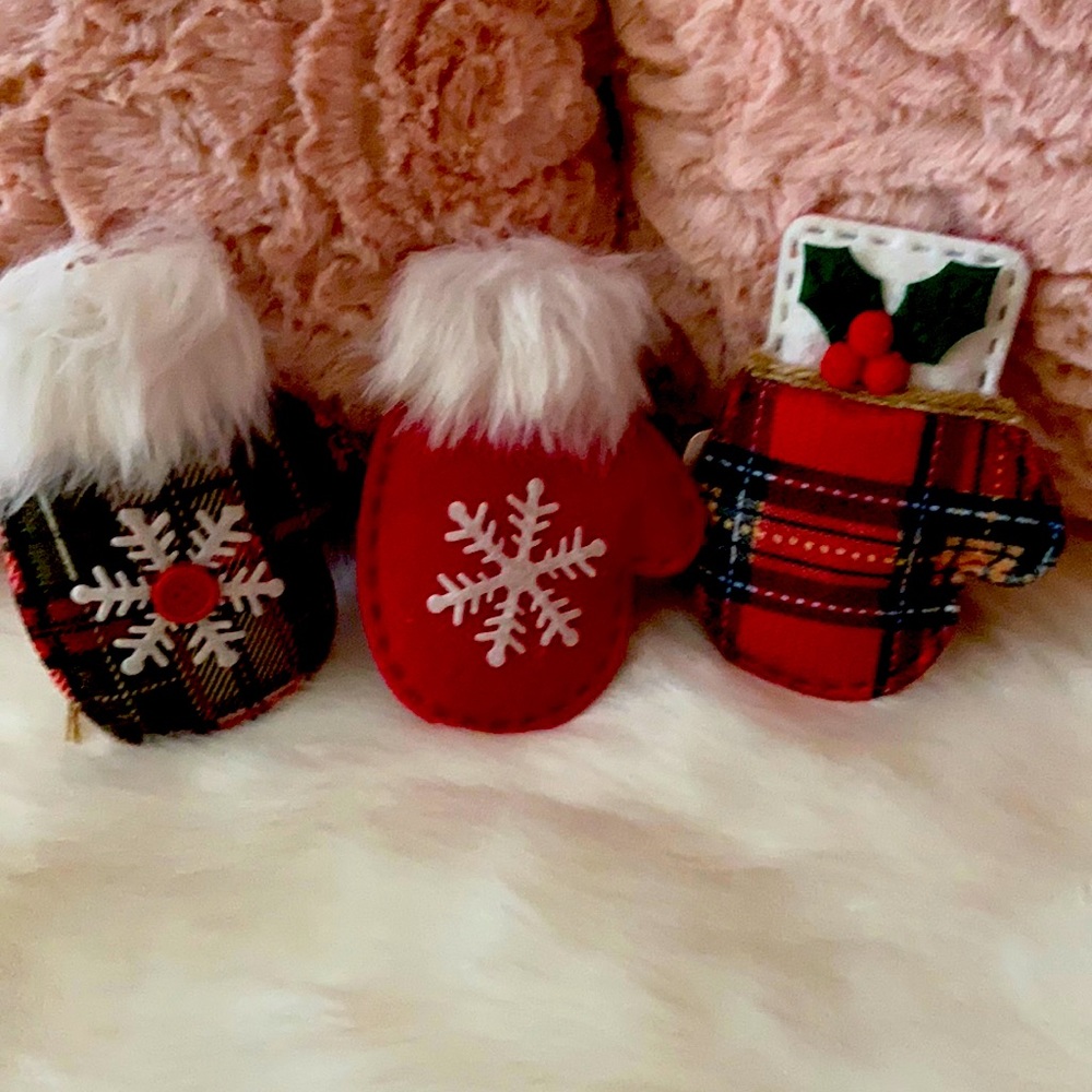 Host pick ⭐️ Set of three mittens Christmas tree ornaments.